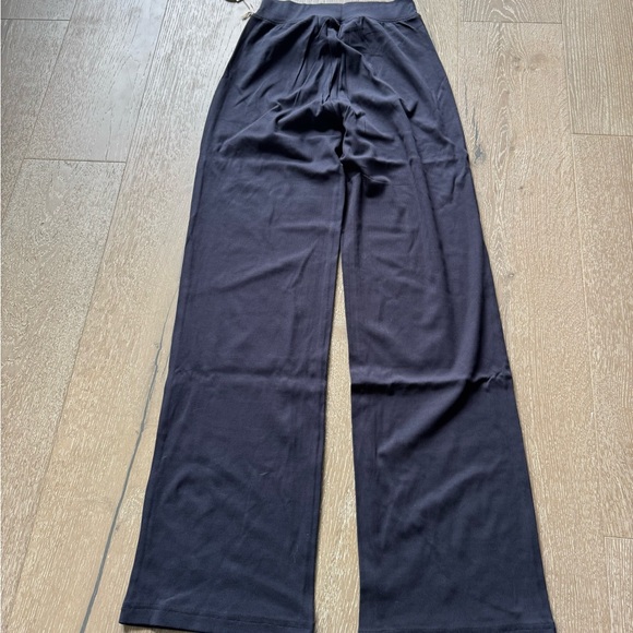 Vuori pose pants in black - Picture 13 of 16